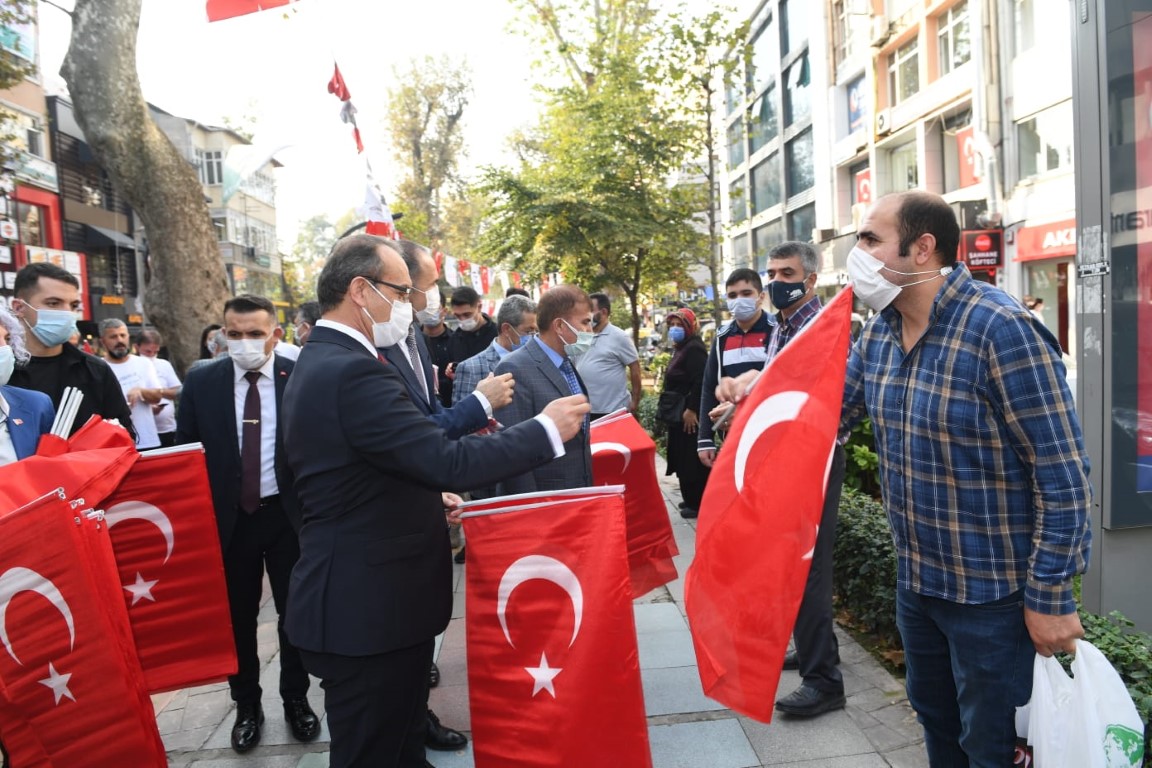 Kocaeli’de 97 bin bayrak dağıtıldı