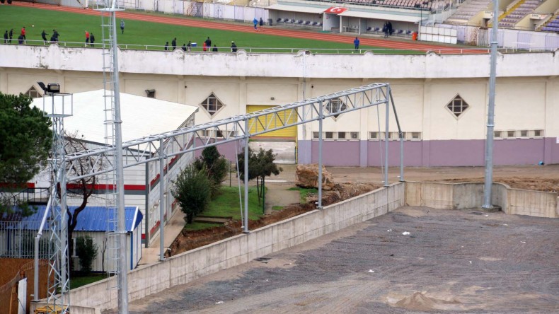 Gebze’deki yeni stadın aydınlatma direkleri dikildi