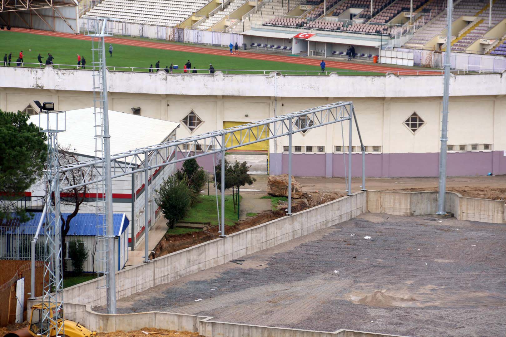 Gebze’deki yeni stadın aydınlatma direkleri dikildi