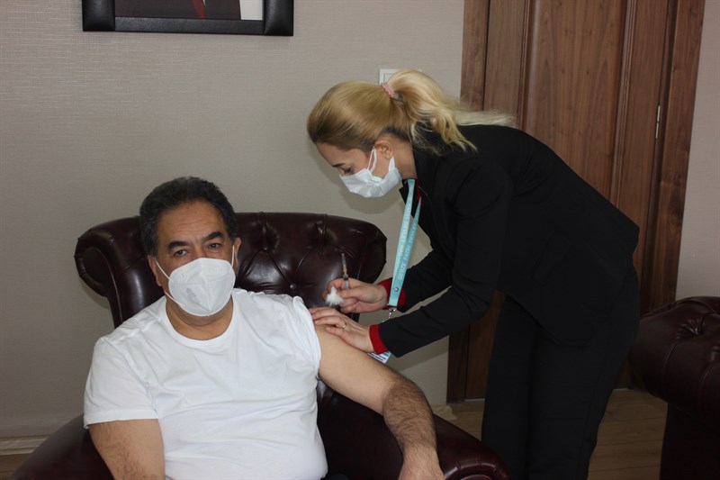 Gebze Kaymakamı Mustafa Güler ilk Covid-19 Aşısını Oldu