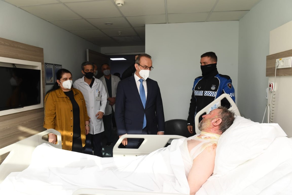 Vali Bey ve Eşi yangında yaralanan hastaları ziyaret etti