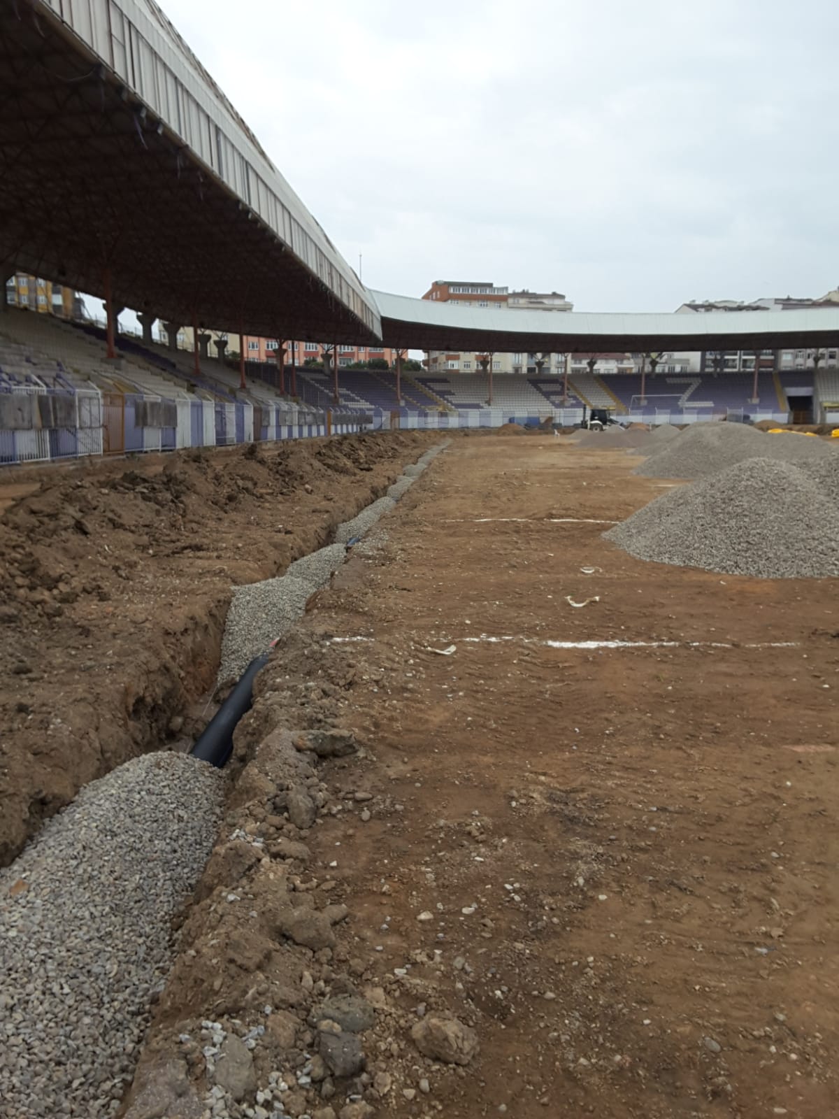 Gebze Stadı’nın zeminine drenaj hattı döşeniyor