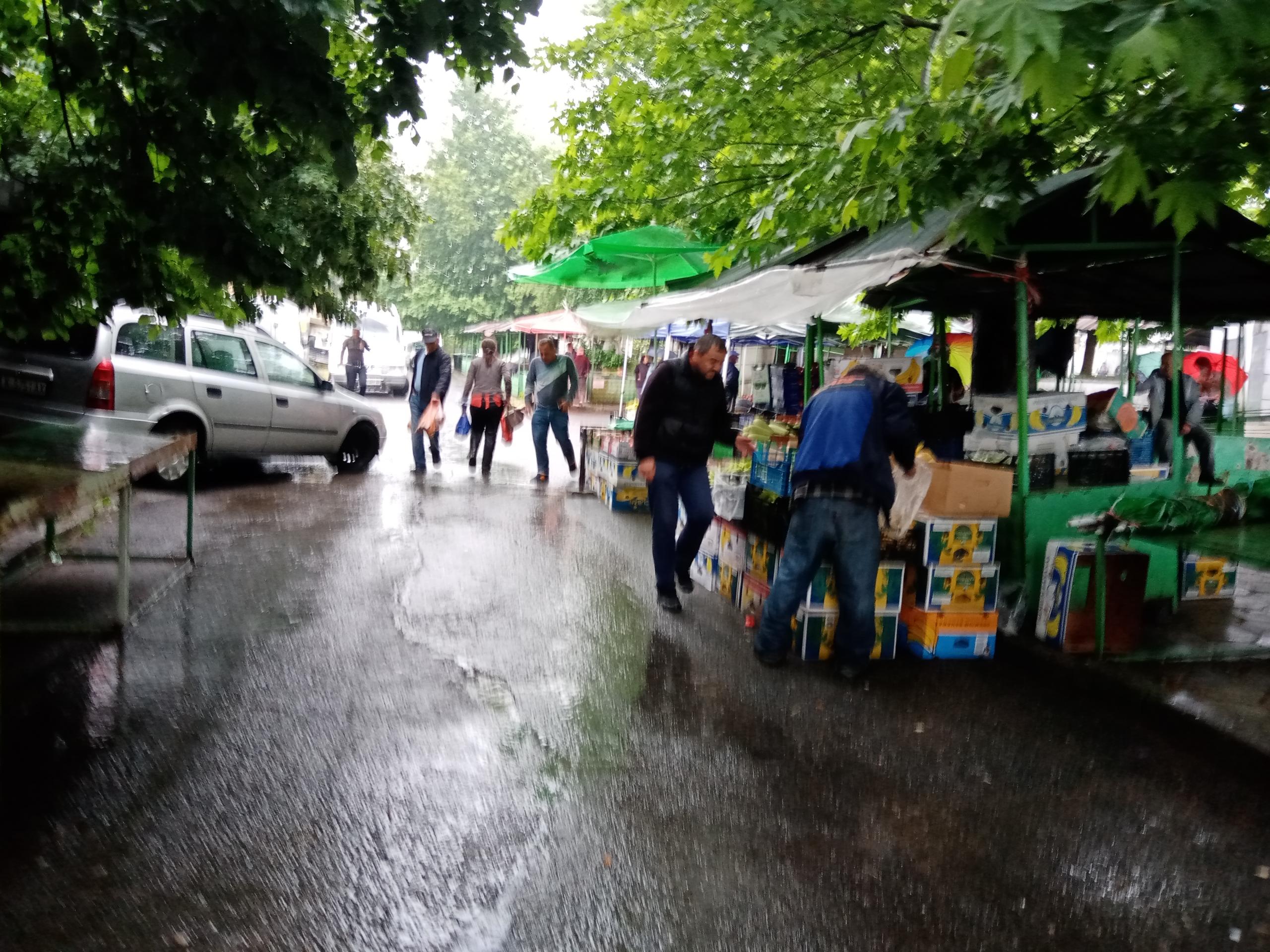 Yağmurlu hava Mestanlı pazarını da olumsuz etkiledi