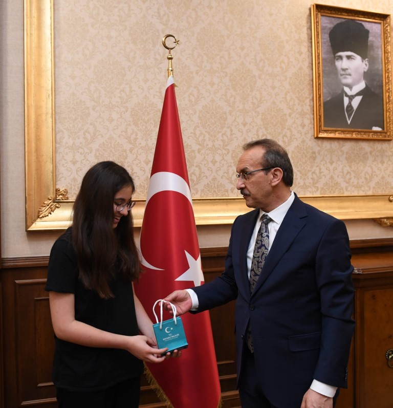 Vali Yavuz, LGS’den 500 Tam Puan Alan Elif Seçkin’i Ödüllendirdi