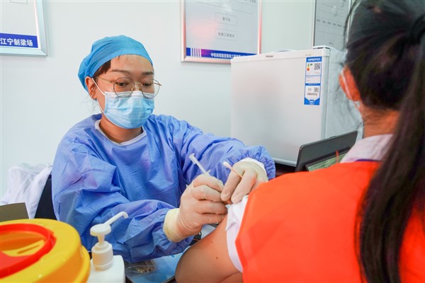 Çin’de nüfusun yüzde 40’ı ikinci doz Kovid-19 aşısı oldu