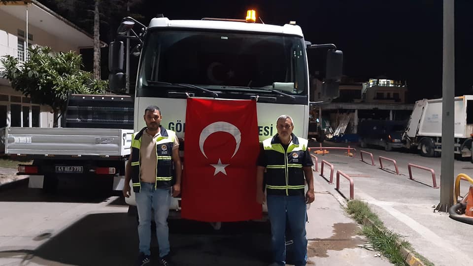 Gölcük Belediyesi ve Kızılay Gölcük Şubesi, yangın bölgesine iki TIR yardım ve arazöz gönderdi