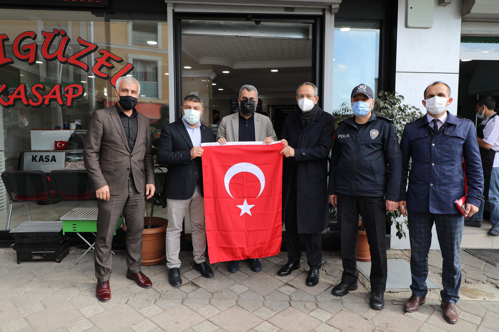 Kaymakam Kubilay ve Başkan Şayir’den esnaflara Türk bayrağı 