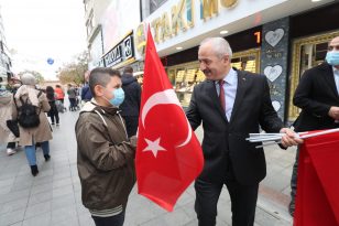 Başkan Büyükgöz esnafa Türk Bayrağı hediye etti