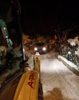 Büyükşehir A Takımı, karda mahsur kalanları kurtardı