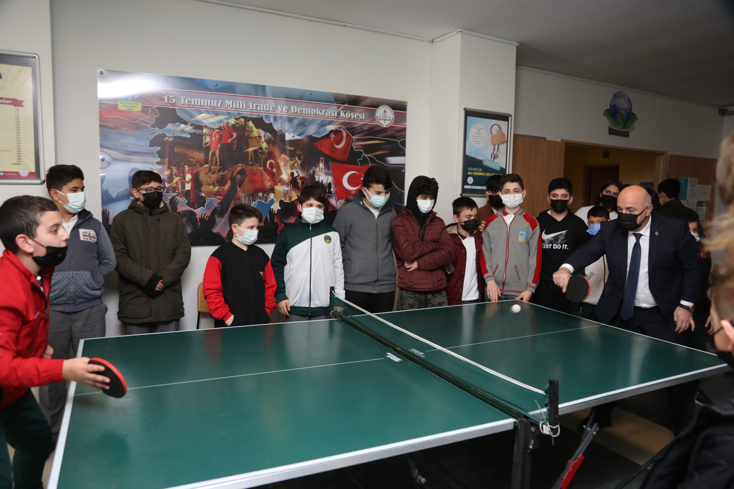 Başkan Bıyık, gençlerle masa tenisi oynadı