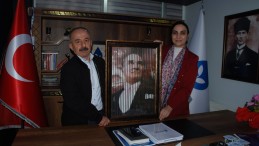 ALİ KEMAL AYDIN’DAN ANLAMLI HAMLE: 350. Atatürk Tablosu’nu  Kadın Siyasetçiye takdim etti