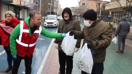 İzmit Belediyesi, ürettiği istiridye mantarını vatandaşlara dağıttı