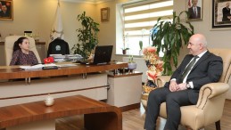 Başkan Bıyık koltuğunu çocuklara bıraktı