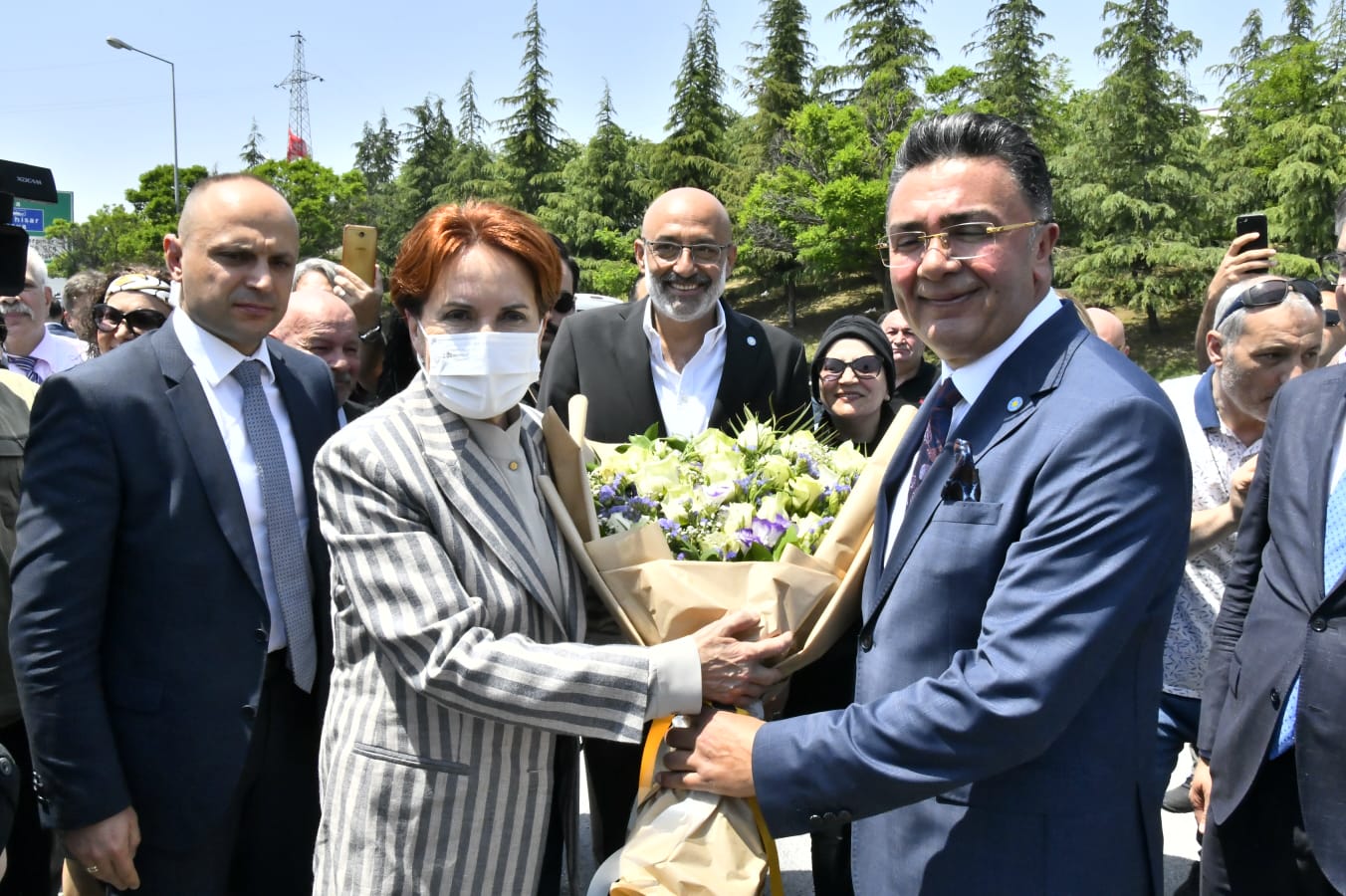 İYİ Parti Lideri Akşener Çayırova’da esnafı dinledi