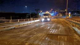 Gece yarısı asfalt serimiyle trafik aksatılmadı