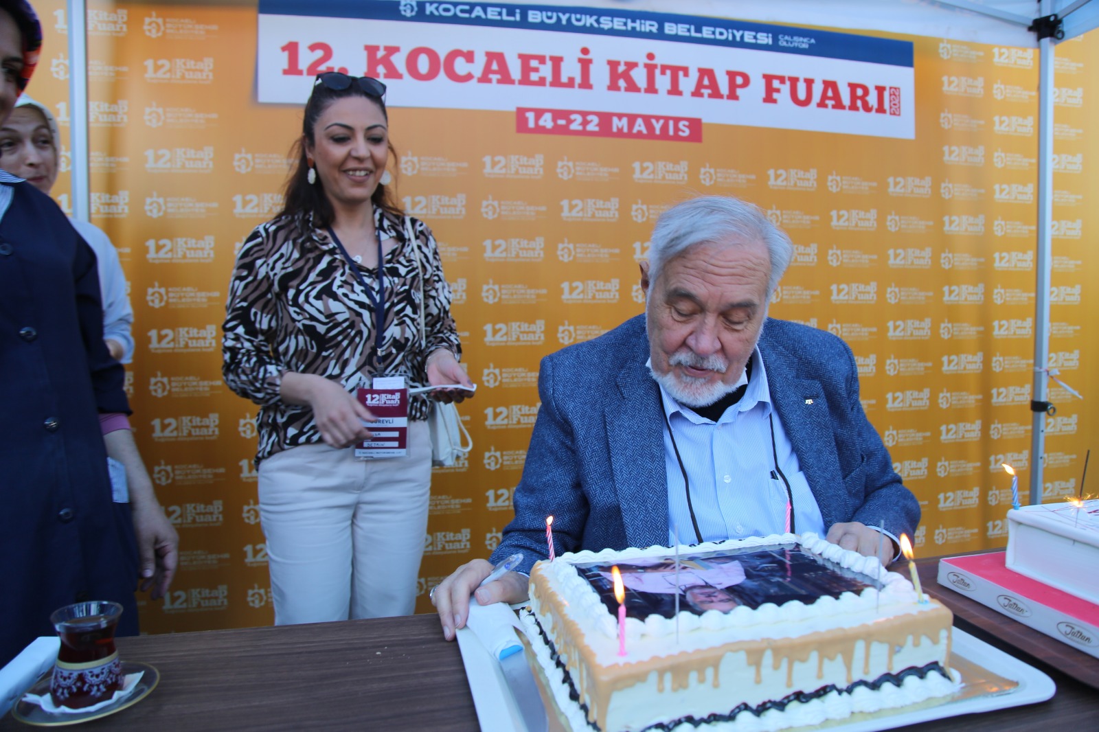 12.Kitap Fuarında Tarihin Usta Kalemi İlber Ortaylı’ya sürpriz doğum günü