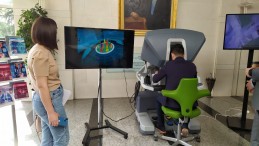 Robot simülatörü Anadolu Sağlık Merkezi’nde