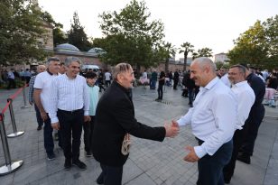 Başkan Büyükgöz, Gebzelilerle meydanda bayramlaştı
