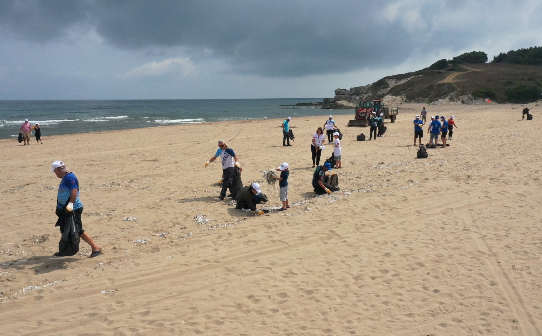 Balık Yakalama Yarışması öncesi Uzunkum Parkında kıyı temizliği