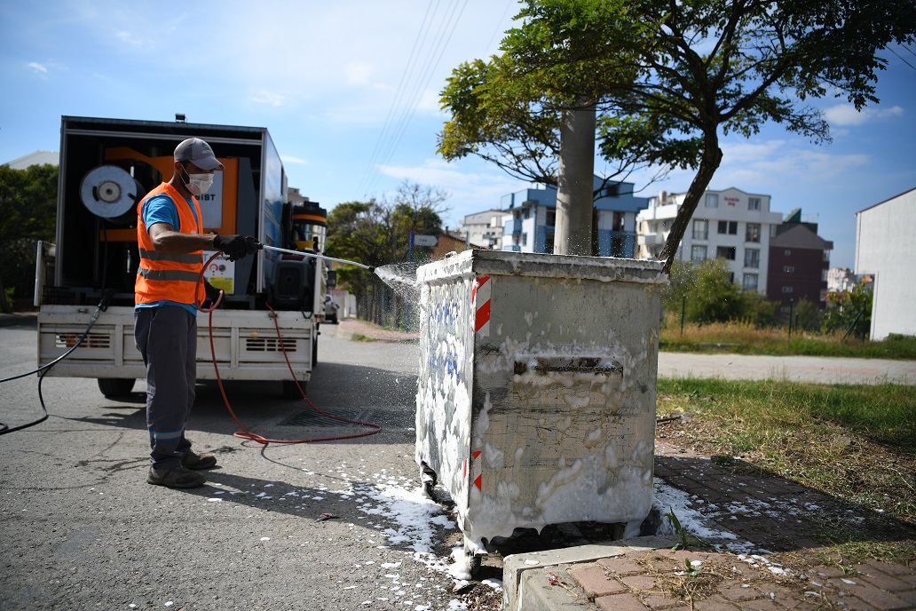 Çayırova çöp konteynerleri yerinde dezenfekte ediliyor