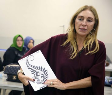Ünlü modacı Dilek Hanif, Kocaeli Büyükşehir için tasarladı; Sıfır Atık Festivali’nde geri dönüşüm gösterisi