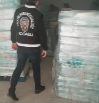 Çayırovada’dan temizlik ürünlerini Bursa yerine bir başka yere götüren 3 kişiyi Kocaeli Polisi yakaladı