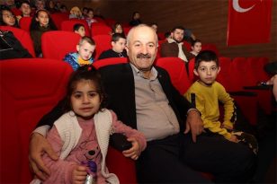 Başkan Amca miniklerle birlikte tiyatro izledi