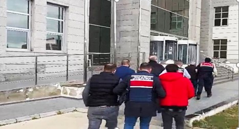 Gebze’de jandarma ekipleri 30 aranan şahsı yakaladı ve adli makamlara teslim etti