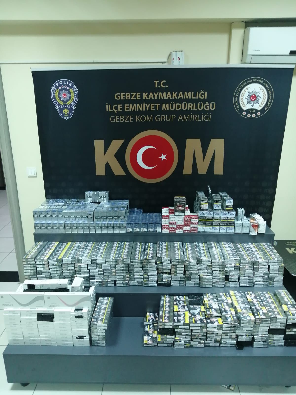 Gebze’de bir evde ve araçta 3109 paket gümrük kaçağı sigara ele geçirildi