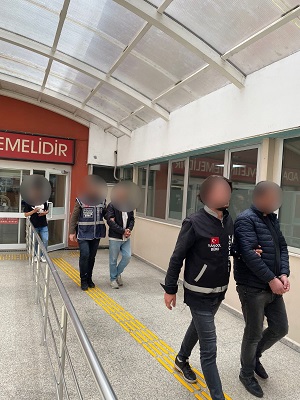 Vatandaşın pahalı saatini kontrol etmek amacıyla alıp kaçan iki şahıs yakalandı