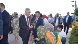 Cumhur İttifakı Eskihisar sahilde vatandaşlara gül dağıttı