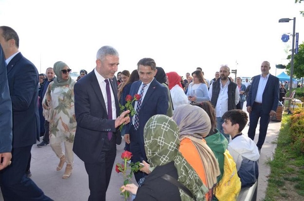 Cumhur İttifakı Eskihisar sahilde vatandaşlara gül dağıttı