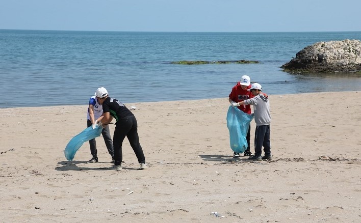 Kirletilen Uzunkum Sahili’nde kıyı temizliği yapıldı