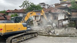 Kocaeli’de hasarlı ve metruk yapıların yıkımı sürüyor